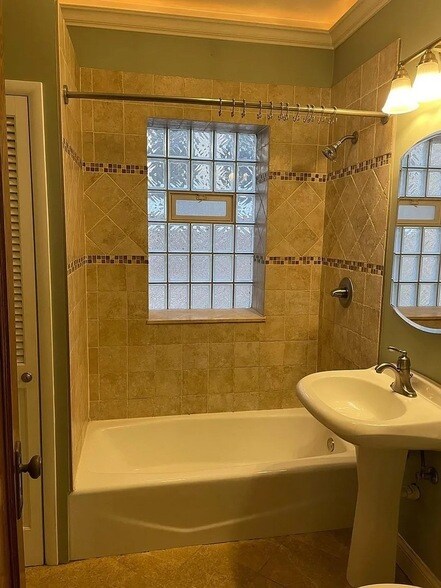 Building Photo - 5106 W Sunnyside Ave