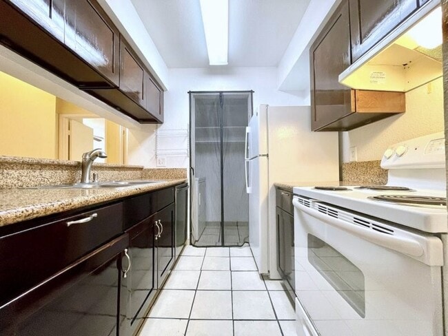 Building Photo - 752 Memorial Mews St