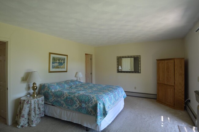 Master bedroom on 1st floor - 202 Fairway Dr