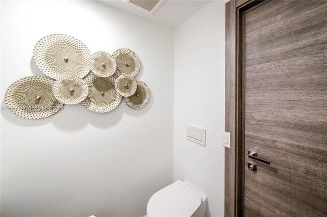 Building Photo - 1930 Bay Dr