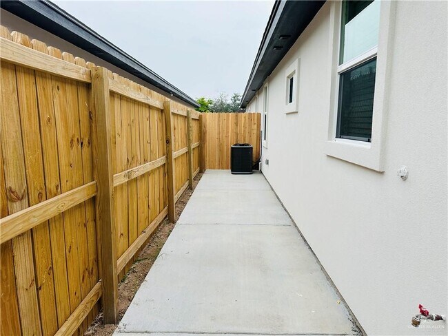 Building Photo - 1005 Sugar Gdn Dr