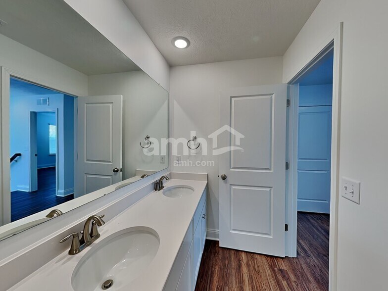 Building Photo - 886 Castor Dr