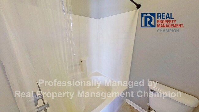 Building Photo - Charming home with open floor plan, vaulted ceilings and spacious backyard