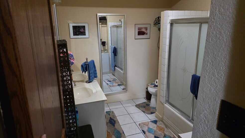 Shared Bathroom - 1415 W 49th St