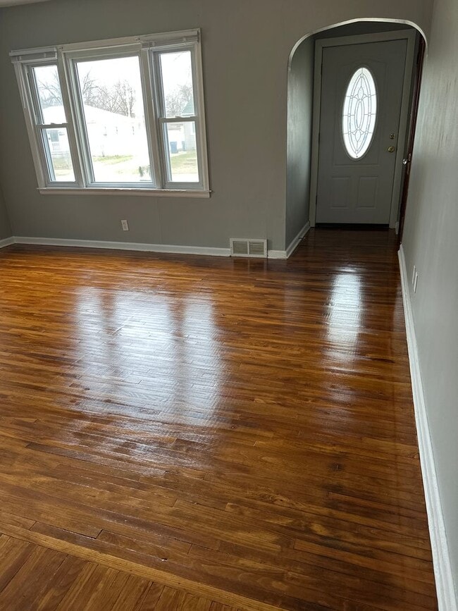 Building Photo - 2 Bedroom 1 Bath Home with 2 single stall ...