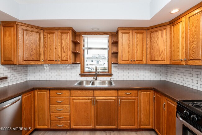 Building Photo - 813 Cable Dr