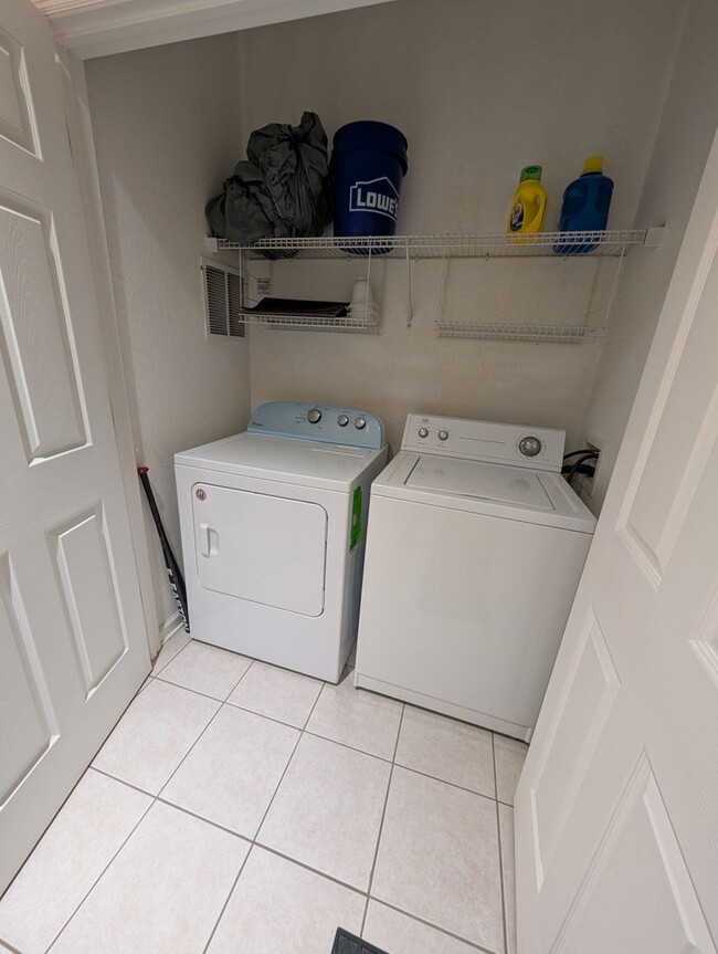 Building Photo - 3 Bedrooms 2 baths Immaculate condominium
