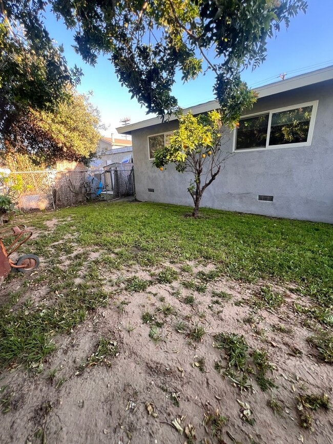 Building Photo - Private Back House with single garage & yard