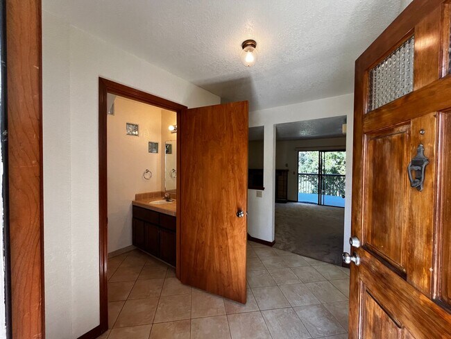 Building Photo - Charming Santa Cruz Townhouse: 3 Beds, 2.5...