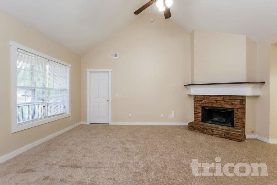 Building Photo - 1048 Whispering Woods Dr