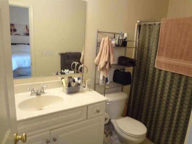 Building Photo - Handsome End Unit Townhouse in Taylor Springs
