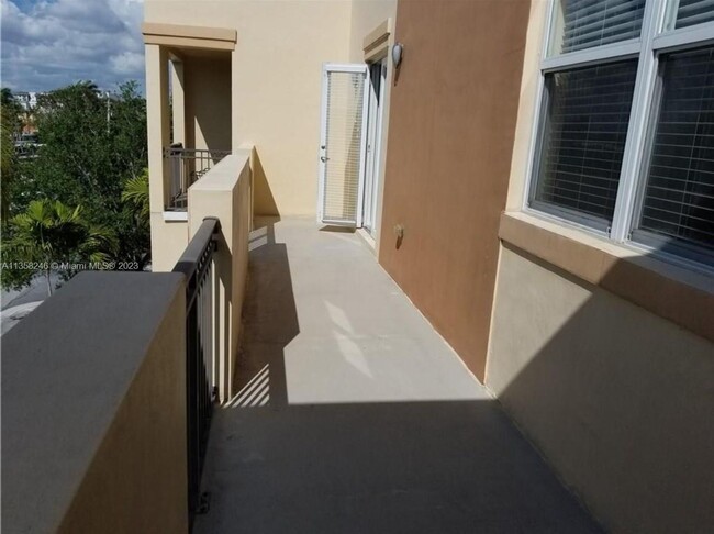 Building Photo - LARGE 3-bed, 3-bath townhome with 2-car ga...