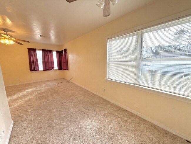 Building Photo - 709 11th Ave NW