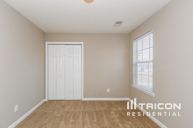Building Photo - 429 Legend Oaks Dr