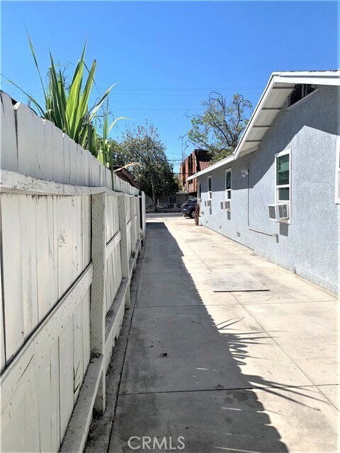 Building Photo - 417 S Flower St