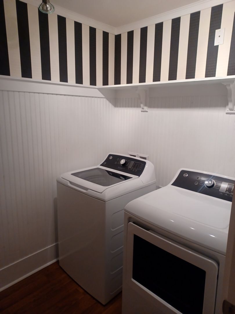 Building Photo - Spacious, Newly Remodeled  3 bedroom, 2 bathroom screened lanai GREAT LOCATION