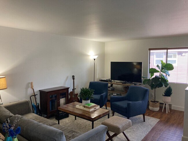 Building Photo - HASHASH BALLARD DUPLEX