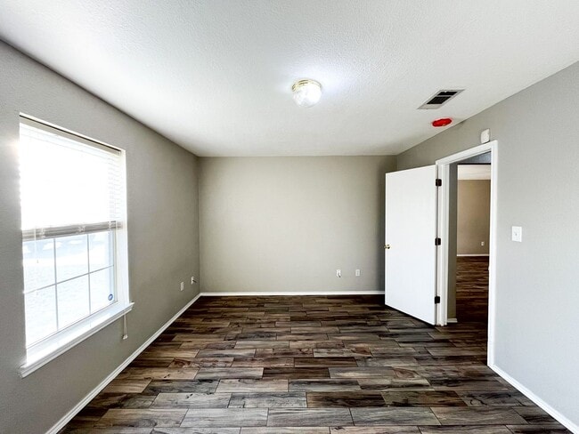 Building Photo - Available NOW Beautiful 1 story, 3 bedroom, 2 bath home. This is exactly what you have been looki...