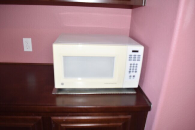 Microwave - 2270 Valentano Dr