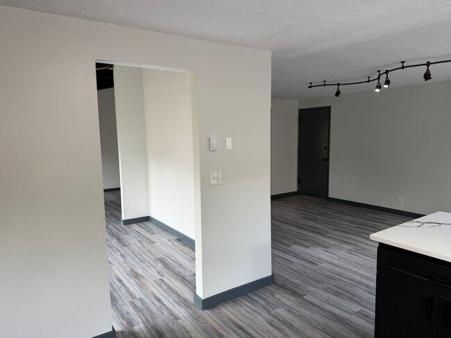 Building Photo - Beautifully updated 3 bedroom, 2 bath house in Eugene!