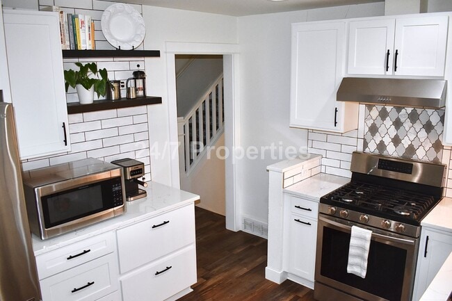 Building Photo - Comfortable Living with a Generous Yard in Gladstone