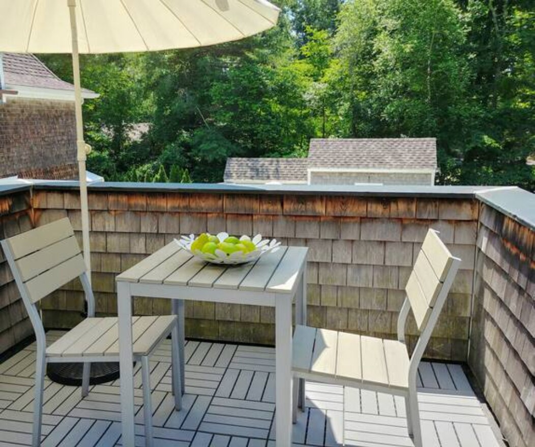 Balcony overlooking pool - 46 Spring St