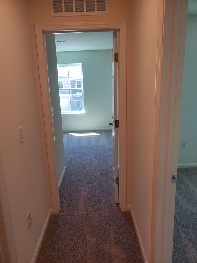 Building Photo - 3 BEDROOM 2.5 BATH TOWNHOME