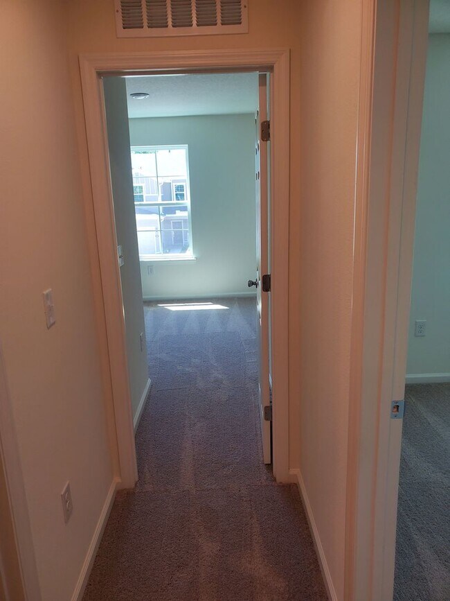 Building Photo - 3 BEDROOM 2.5 BATH TOWNHOME