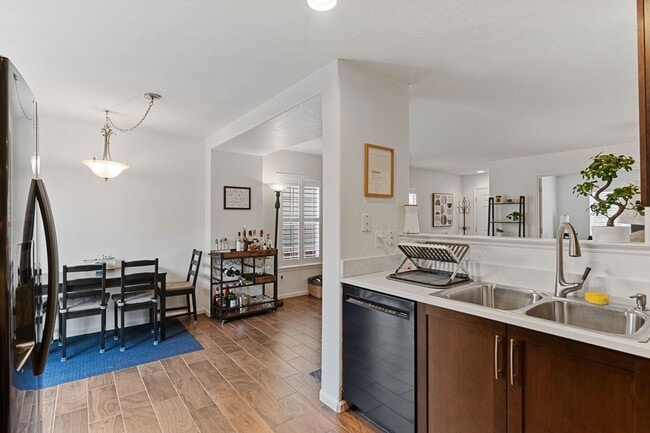 Building Photo - Updated 3bed/3bath with Finished Basement