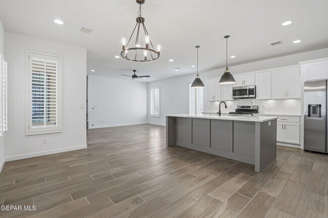 Building Photo - 4512 Mark Avizo