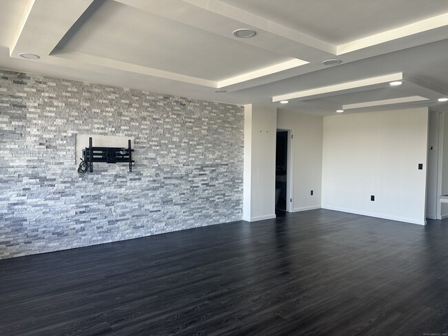 Building Photo - 44 Strawberry Hill Ave
