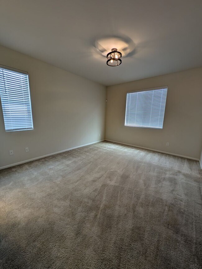 Building Photo - One Story Living in Port Orchard! Large 3 Bedroom Available for Rent!