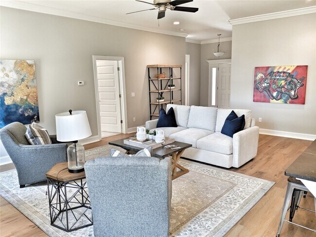 Building Photo - 3809 SW Mistletoe Ave