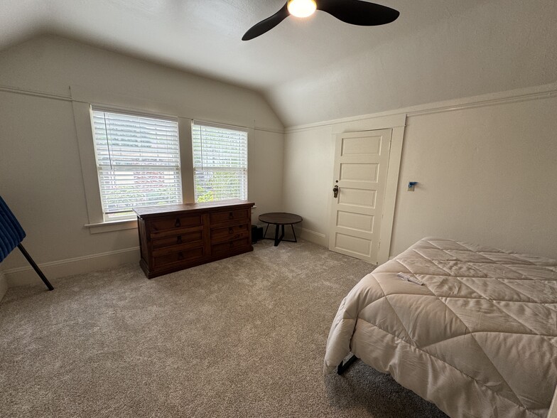 Primary bedroom - 2322 SE Main St