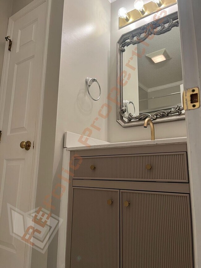Building Photo - Charming 2-Story 2 BR Townhome @ Paxton To...