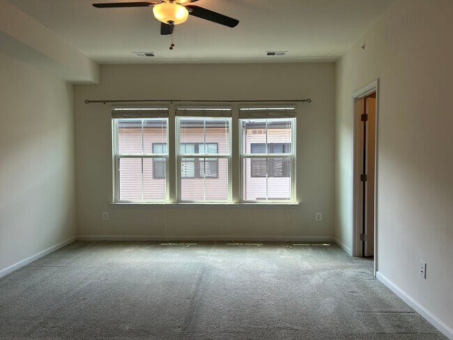Building Photo - 4 level townhome in Westmoore ready for mo...