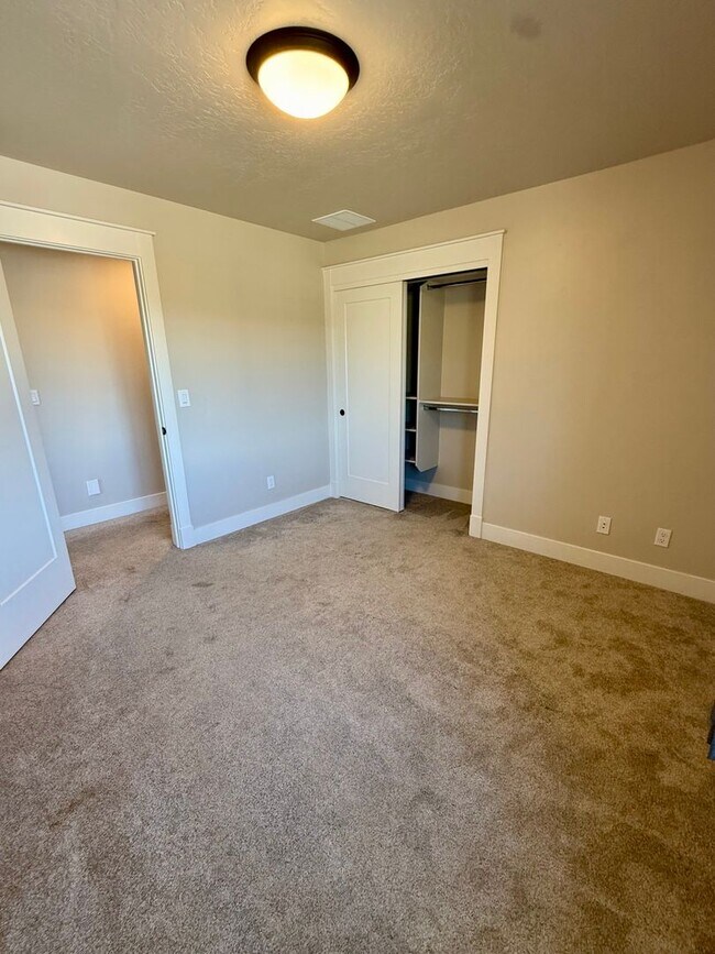 Building Photo - Welcome to this stunning 5-bedroom, 3.5-ba...