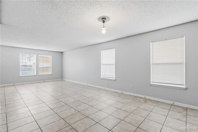 Building Photo - 20 Llano Grande Ln