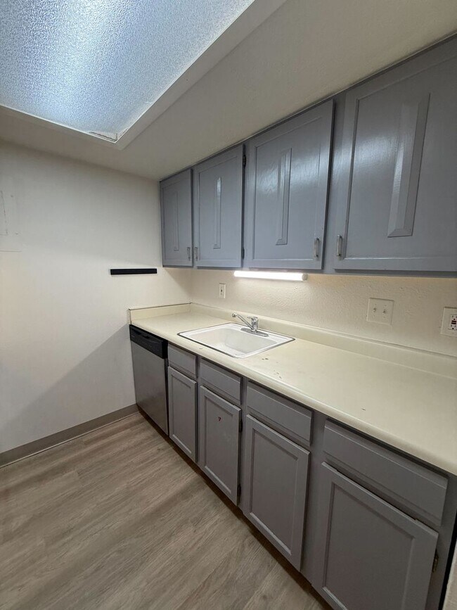 Building Photo - Nice 1 Bedroom 1 Bathroom Condo in Golden with Pool!! Available NOW!!