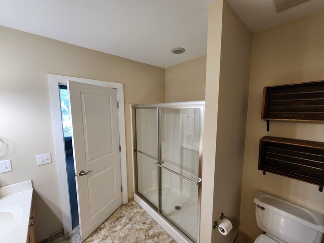 Main Bedroom ensuite with dual vanities - 444 S Blount St