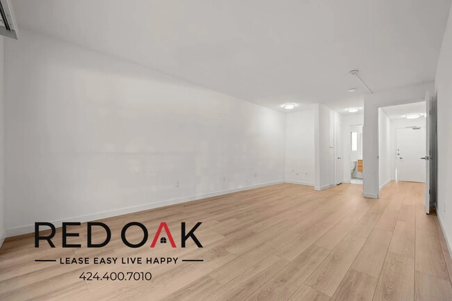 Building Photo - Incredibly Bright and Spacious Two Bedroom...