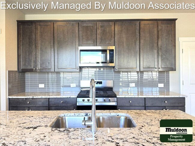 Building Photo - Beautiful 3 bed, 3 bath home in the desirable Pathways community!