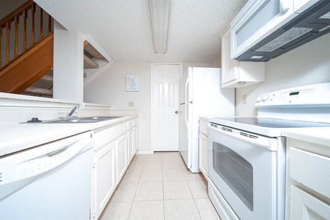 Building Photo - 2300 Old Spanish Trl