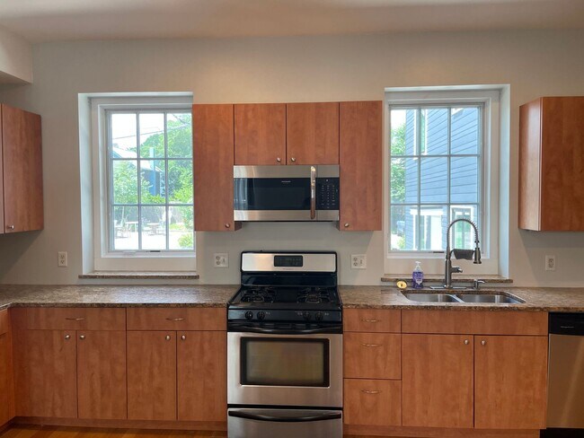 Building Photo - Newly Renovated Townhouse Style Condo for Rent in Providence!