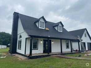Building Photo - Home & Barn!