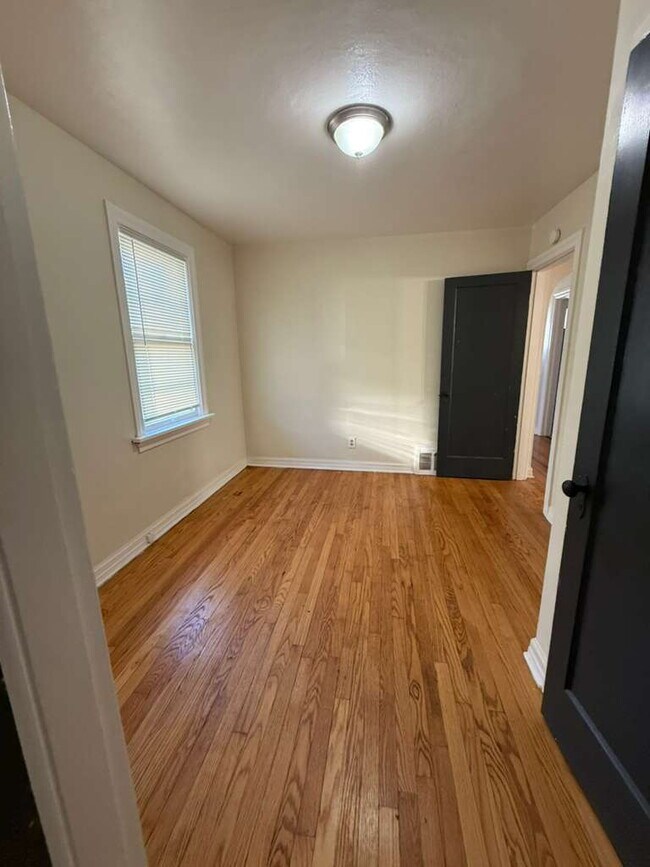 Building Photo - "Charming 3-Bedroom, 1 bath Riverview Retreat with Hardwood Floors & Unfinished basement!"  Ready...