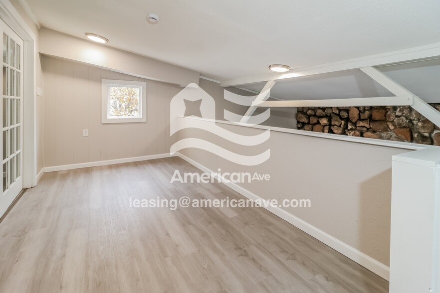 Building Photo - 121 Lindenhurst Dr