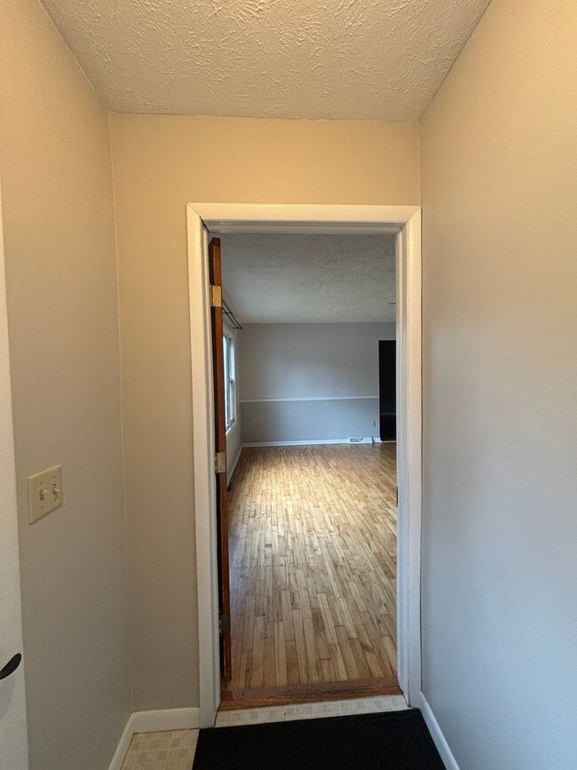 Building Photo - Spacious Home in Gaylord