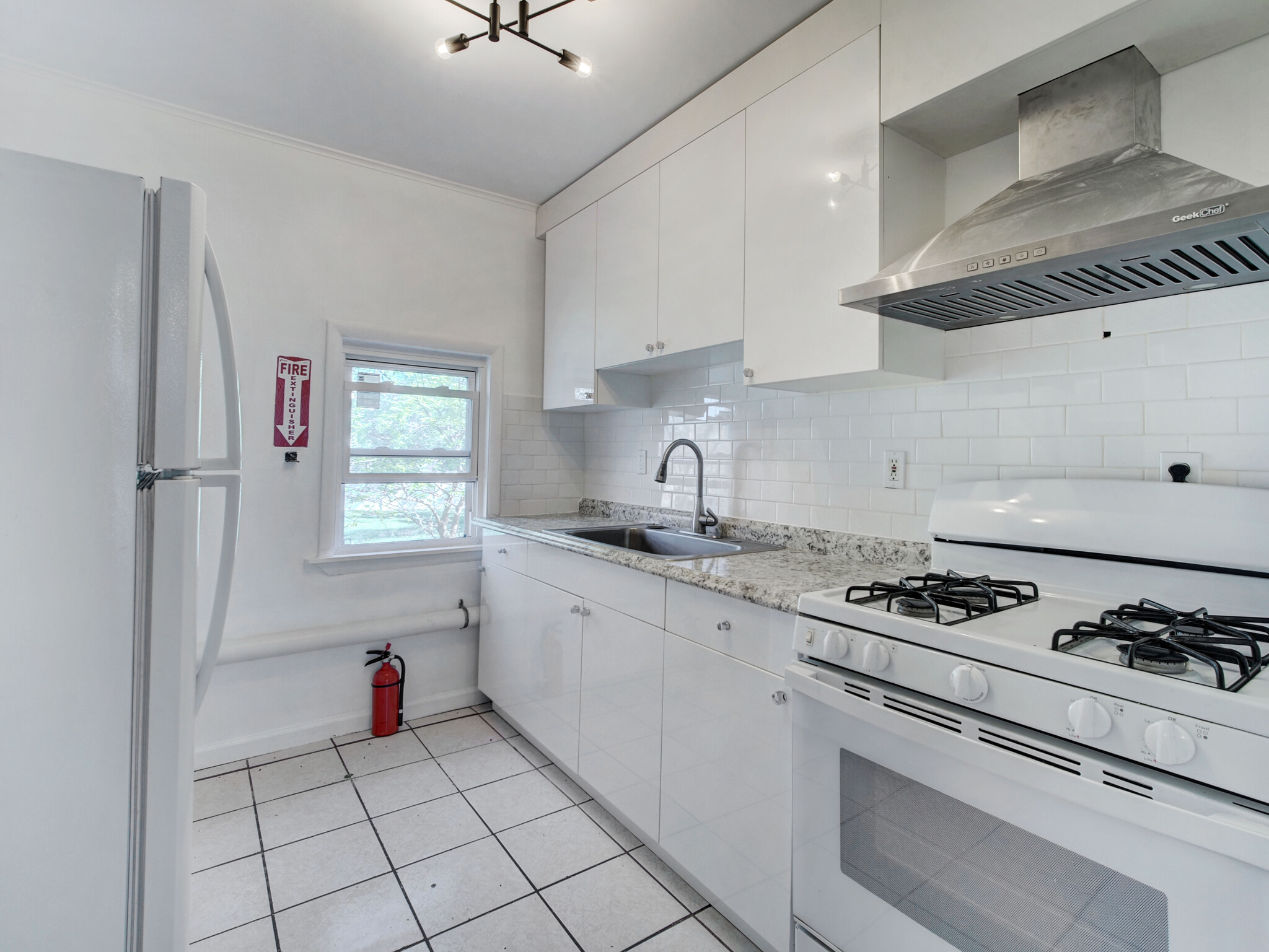 Kitchen - 204 Montrose Ave