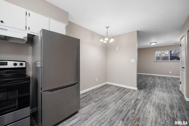 Building Photo - 2315 W Cannes Dr